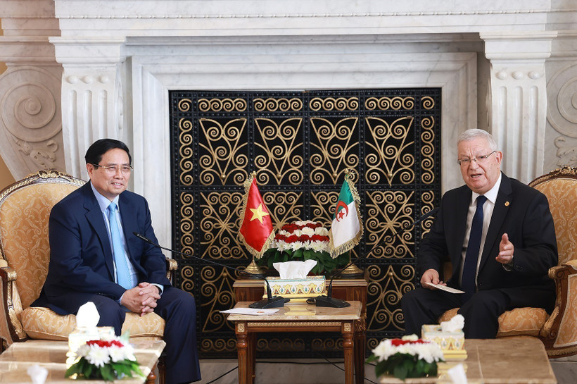 Le Premier ministre vietnamien Pham Minh Chinh (gauche) et le président du Conseil de la Nation d'Algérie, Azzouz Nasri. Photo: VNA