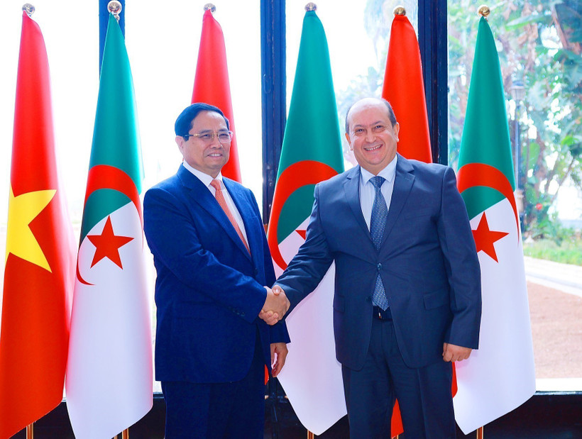 Le Premier ministre Pham Minh Chinh (gauche) et son homologue algérien Sifi Ghrieb. Photo: VNA