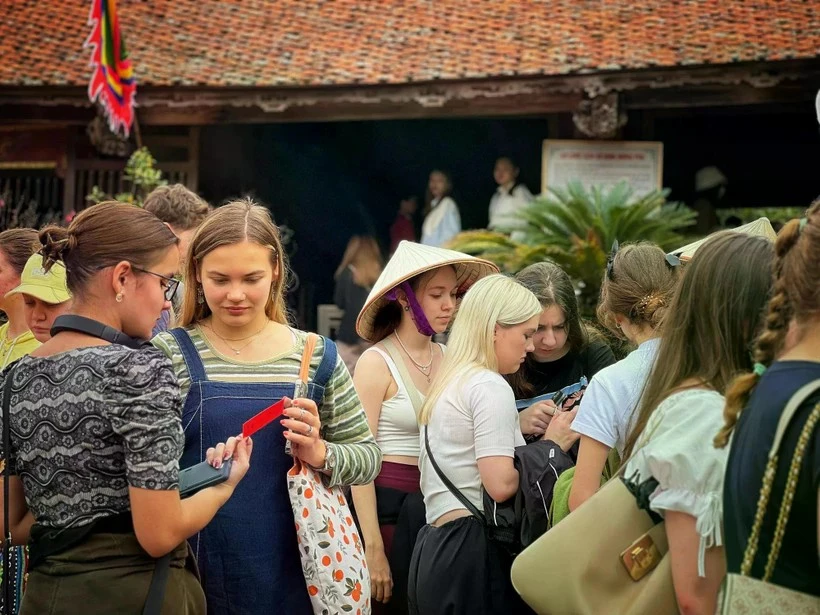 Selon une étude de l’Organisation mondiale du tourisme, les voyages sans visa pourraient augmenter le nombre de touristes internationaux de 5 à 25 %. Photo: VietnamPlus