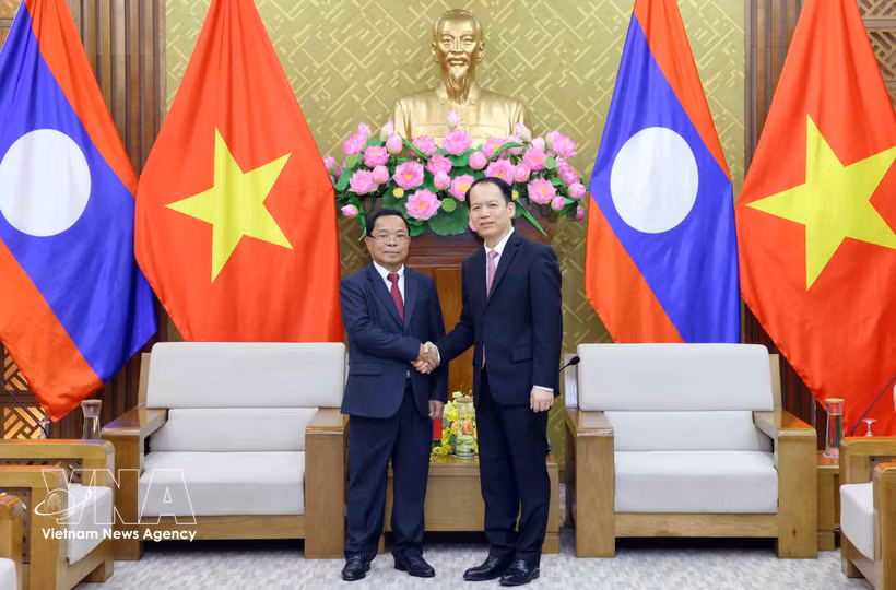 Le ministre vietnamien de la Justice Hoang Thanh Tung (droite) et le vice-Premier ministre et ministre lao de la Justice, Khampane Phommathat. Photo: VNA