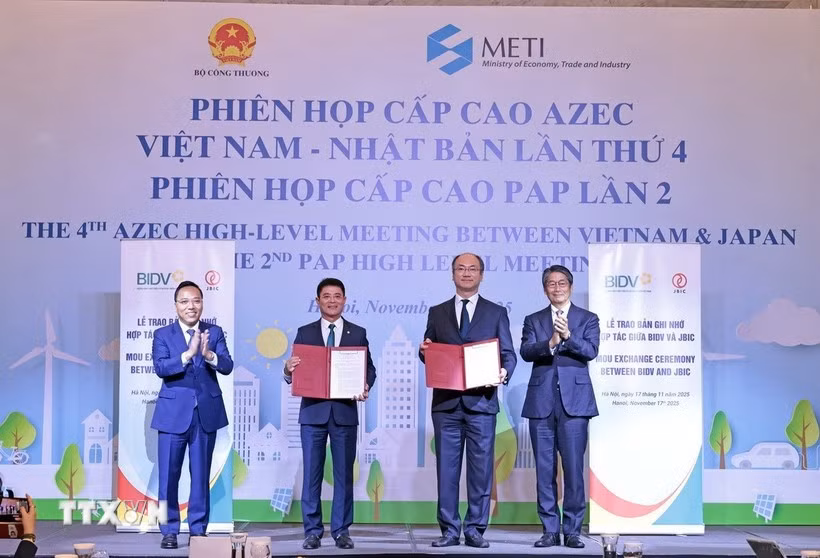 Échange d'un mémorandum d'accord entre la Banque d'investissement et de développement du Vietnam (BIDV) et la Banque japonaise pour la coopération internationale (JBIC), concernant la coopération pour soutenir la transition énergétique vietnamienne. Photo: VNA