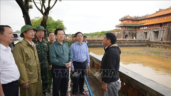 Le vice-PM Mai Van Chinh inspecte les zones inondées de la Cité impériale de Hue. Photo: VNA