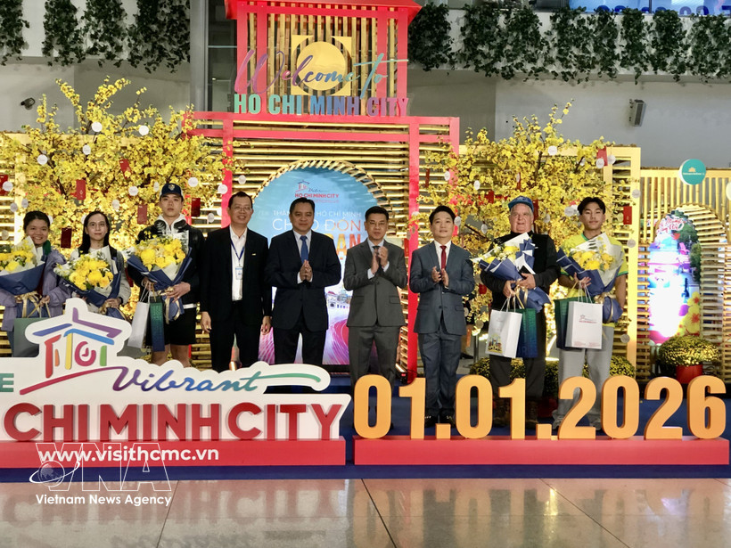 Les passagers du vol QR974 reliant le Qatar à Hô Chi Minh-Ville reçoivent des cadeaux des organisateurs. Photo : VNA