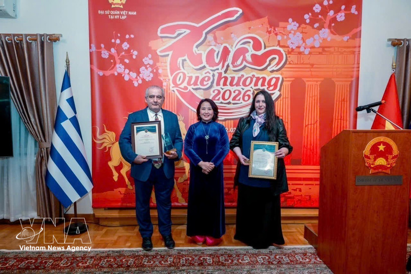 L’ambassadrice Pham Thi Thu Huong remet le 11e Prix national de l’information pour l'étranger aux amis grecs. Photo : VNA