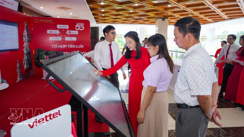 Présentation des plateformes et solutions de transformation numérique au service de l'administration et de l'économie numériques dans la province de Tay Ninh. Photo : VNA