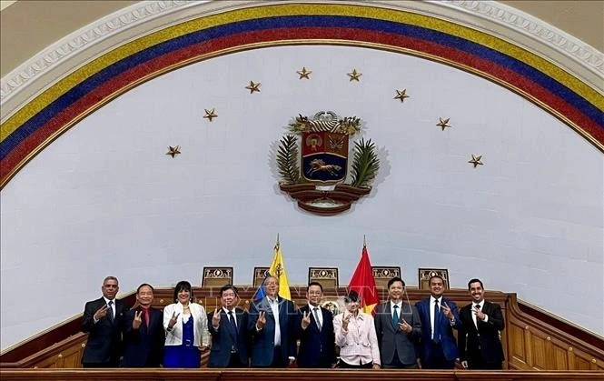 La délégation vietnamienne et le groupe d'amitié parlementaire Venezuela-Vietnam. Photo : VNA