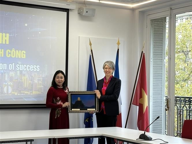 Dinh Thi Lua, vice-secrétaire permanente du Comité provincial du Parti de Ninh Binh (gauche), et Géraldine Lemblé, directrice générale adjointe du MEDEF. Photo: VNA