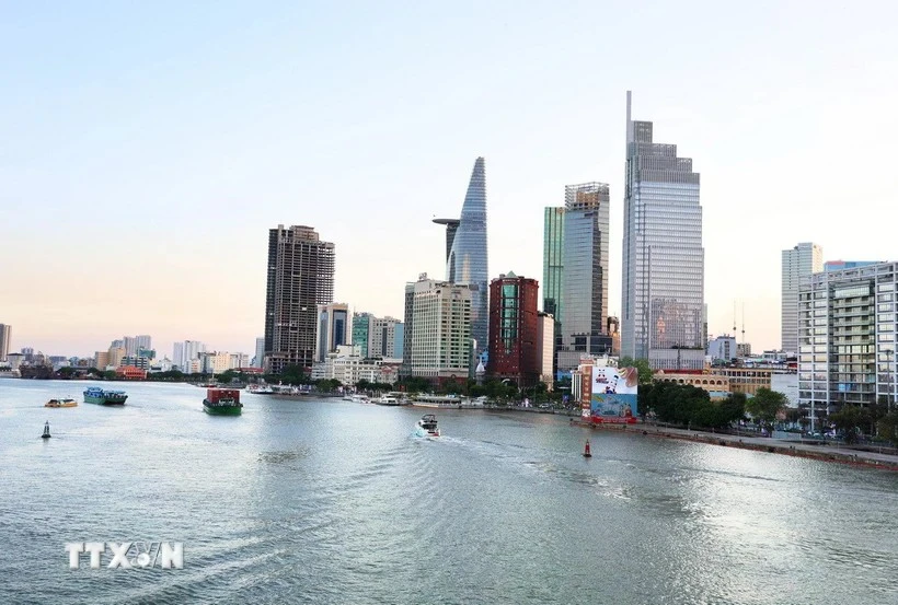 Le centre-ville d'Ho Chi Minh-Ville se situe sur les rives de la rivière Saïgon. Photo : VNA
