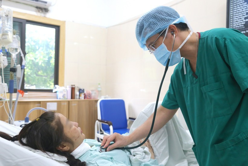Un médecin vérifie l'état de santé de la patiente après la greffe. Photo : VietnamPlus
