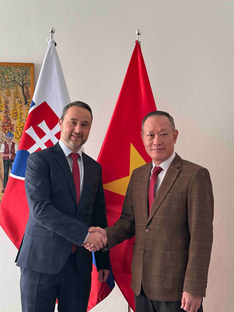L'ambassadeur du Vietnam en Slovaquie, Pham Truong Giang (droite), et le vice-ministre slovaque de l'Agriculture et du Développement rural, Vladimir Vnuk. Photo: VNA