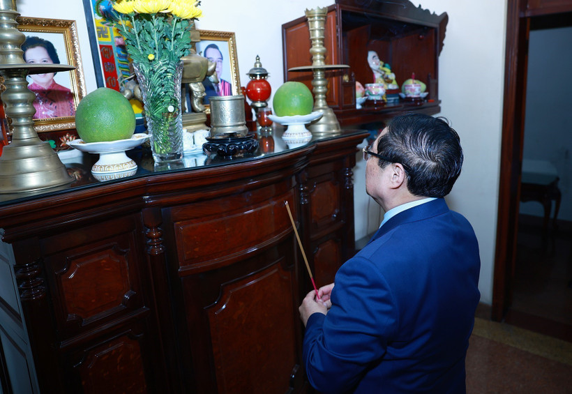 Pham Minh Chinh rend hommage à l'ancien Premier ministre Phan Van Khai. Photo: VNA