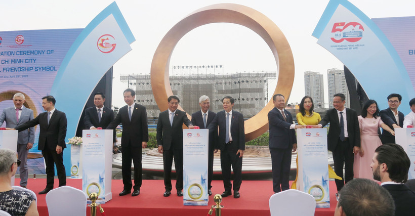 Cérémonie d'inauguration du Symbole international de l'amitié de Ho Chi Minh-Ville. Photo: VNA