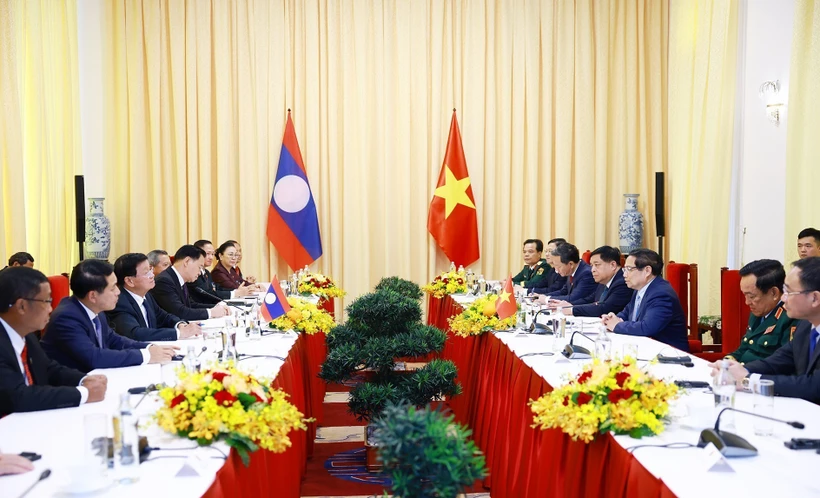 La réunion entre le Premier ministre vietnamien Pham Minh Chinh et le secrétaire général du Parti populaire révolutionnaire lao (PLR) et président Thongloun Sisoulith. Photo: VNA