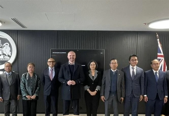 L'ambassadeur du Vietnam en Australie, Pham Hung Tam (troisième à partir de la droite), lors d'une séance de travail avec le ministre en chef du Territoire de la capitale australienne, Andrew Barr. Photo : VNA