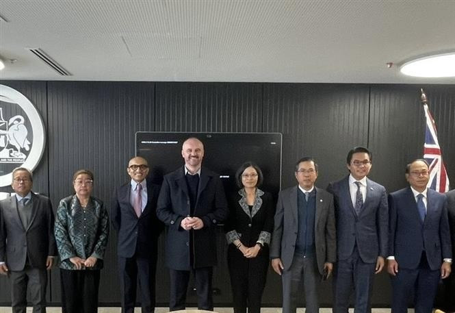 L'ambassadeur du Vietnam en Australie, Pham Hung Tam (troisième à partir de la droite), lors d'une séance de travail avec le ministre en chef du Territoire de la capitale australienne, Andrew Barr. Photo : VNA