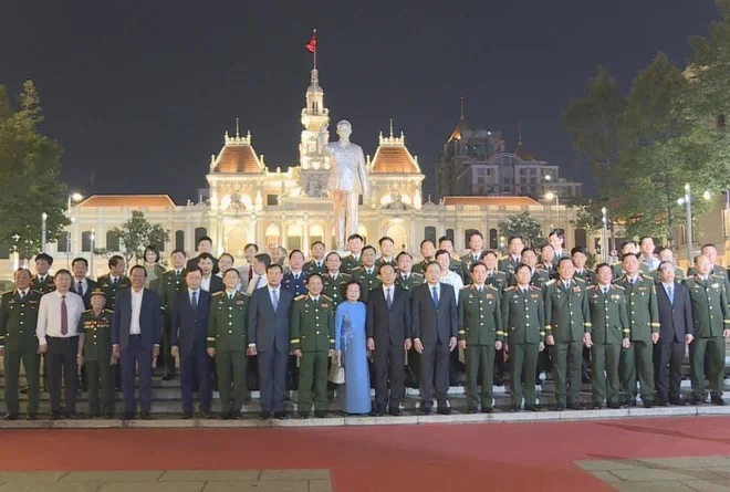 La délégation au concert marquant le 80e anniversaire de la création de l'APV. Photo: VNA