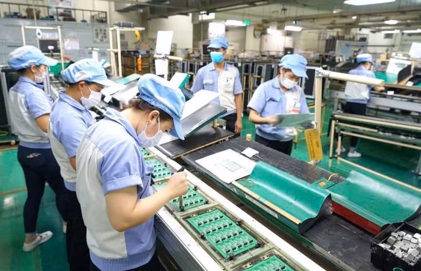 Production de cartes de circuits imprimés chez la compagnie Katolec Vietnam dans la zone industrielle de Quang Minh, commune de Quang Minh. Photo : hanoimoi.vn