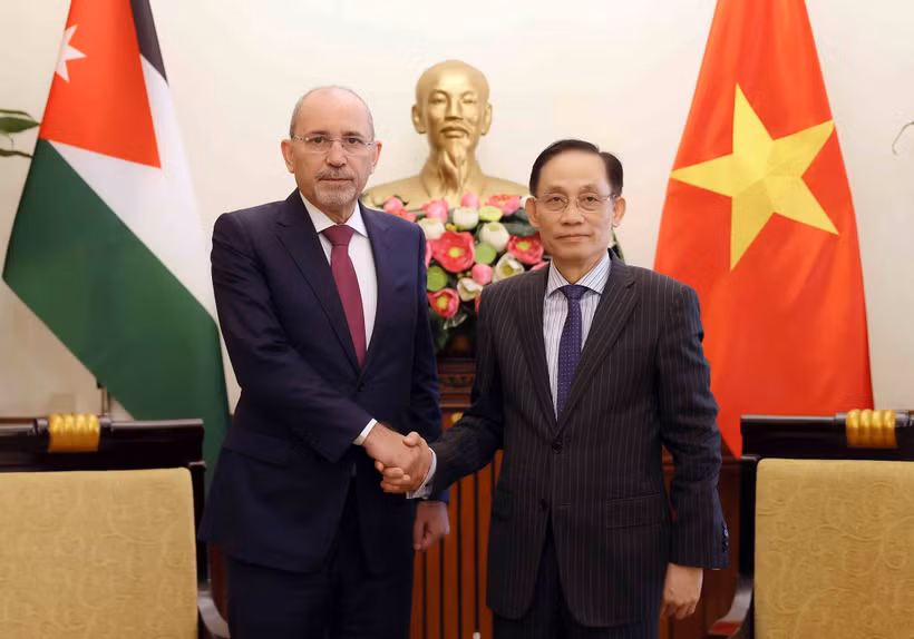 Le ministre des Affaires étrangères, Le Hoai Trung, a travaillé le 13 novembre à Hanoï avec le vice-Premier ministre et ministre des Affaires étrangères et des Expatriés du Royaume de Jordanie, Ayman Al Safad. Photo: VNA