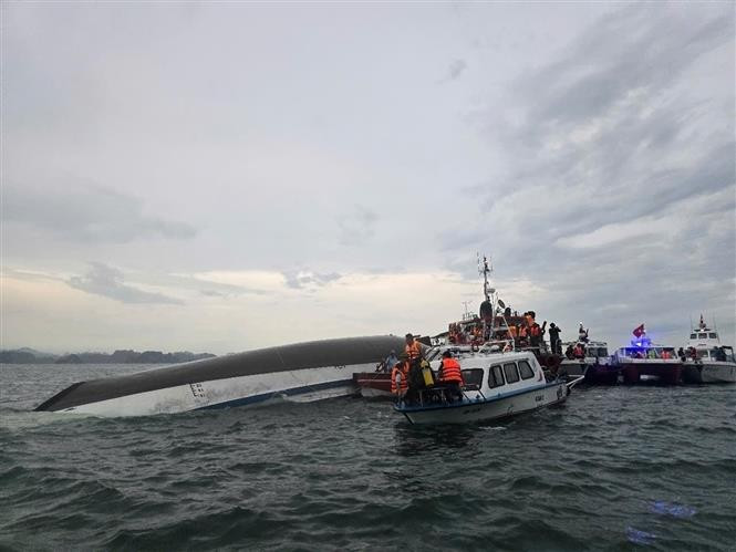 Les autorités de la province de Quang Ninh (Nord) poursuivent activement les opérations de secours après le naufrage d’un bateau touristique survenu cet après-midi dans la baie de Ha Long. Photo: VNA