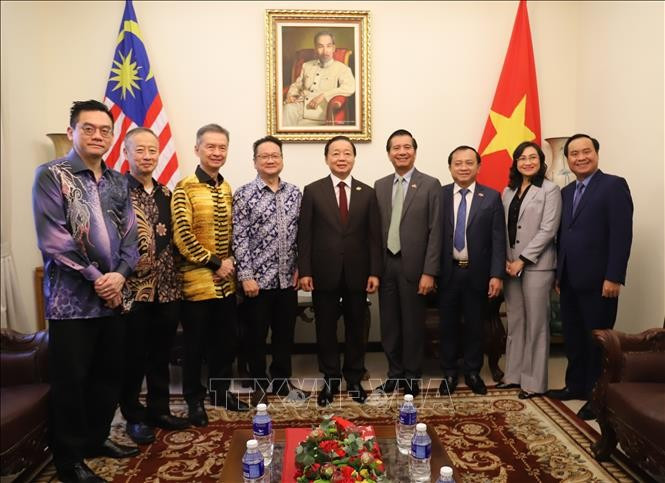 Le vice-Premier ministre Tran Hong Ha rencontre Dato’ Jeffery Tan, secrétaire général de la Chambres de commerce et d'industrie chinoises associées de Malaisie (ACCCIM). Photo: VNA