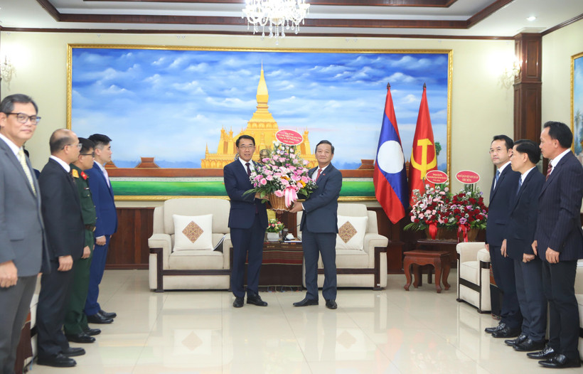 A l’occasion du 71e anniversaire de la fondation du PPRL (22 mars 1955), l’ambassadeur du Vietnam au Laos Nguyen Minh Tam a remis à ses homologues lao des fleurs de la part du Comité central du Parti communiste du Vietnam et des dirigeants vietnamiens. Photo: VNA