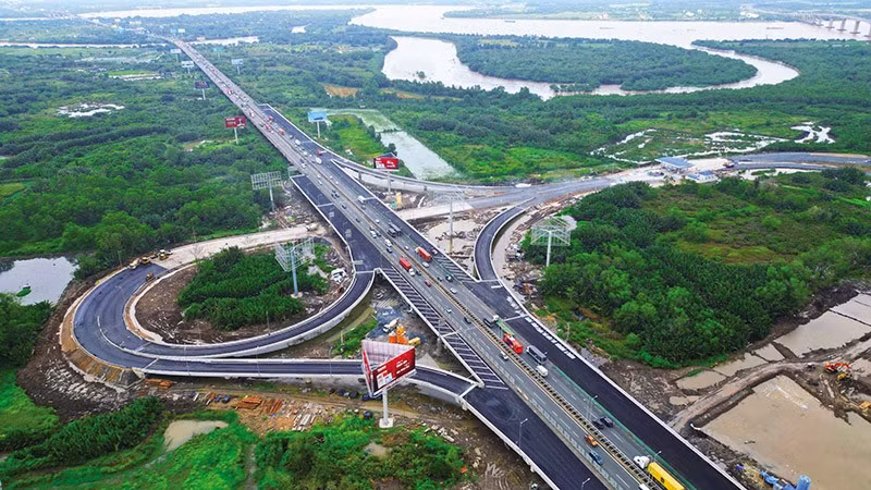 Projet clé d'extension de l'autoroute Ho Chi Minh-Ville-Long Thanh. Photo : VNA