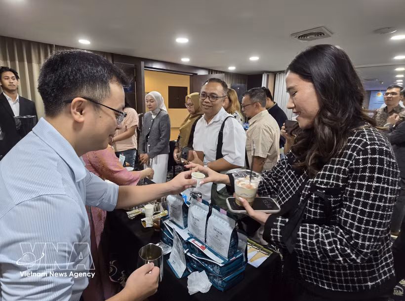 Une entreprise vietnamienne présente les produits de café DaLaKon lors de l’événement. Photo : VNA