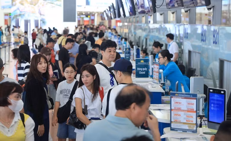 Des passagers s'enregistrent à l'aéroport international de Noi Bai. Photo : dangcongsan.org.vn