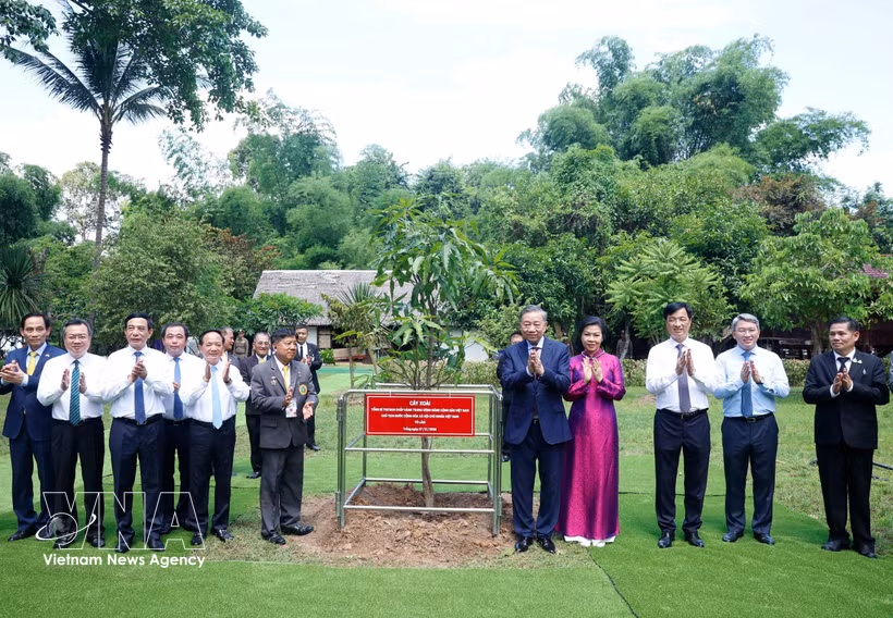 Le secrétaire général du Parti et président To Lam, accompagné de son épouse et d’une haute délégation vietnamienne, se rend le 27 mai au site mémoriel dédié au Président Ho Chi Minh dans la province thaïlandaise d’Udon Thani. Photo: vNA
