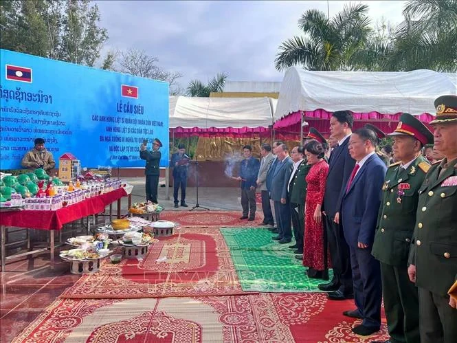 Cérémonie de prière pour les martyrs vietnamiens et lao à Oudomxay. Photo: VNA