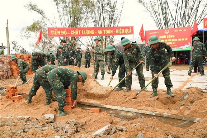 Des officiers et des soldats de la Région militaire 5 construisent en urgence de nouvelles maisons pour les habitants sinistrés de Dak Lak. Photo : VNA