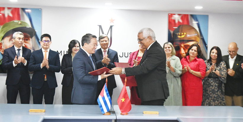Le ministre vietnamien de la Justice, Nguyen Hai Ninh (gauche) et son homologue cubain, Oscar Manuel Silvera Martínez, signent un accord portant sur un projet d'assistance technique destiné au ministère cubain de la Justice. Photo: VNA