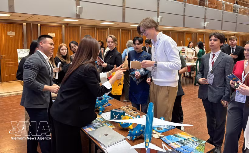 Les visiteurs au stand du Vietnam à la 11e « Journée du Vietnam à MGIMO »: Photo: VNA