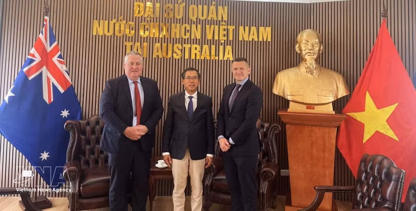 L’ambassadeur du Vietnam en Australie, Pham Hung Tam (au centre), lors d’une réunion avec John Bradford (à gauche), président du groupe SunRice, et Anthony McFarlane, directeur chargé de la communication du groupe SunRice. Photo : VNA