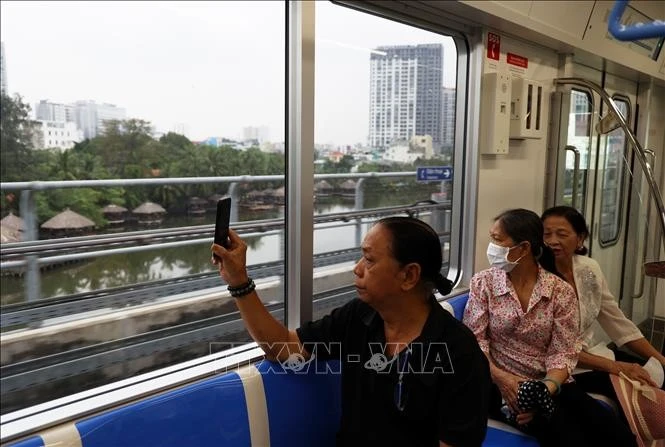 Le nombre de passagers sur la ligne de métro Ben Thanh – Suoi Tien a dépassé toutes les attentes lors de deux semaines après sa mise en service officielle.. Photo: VNA