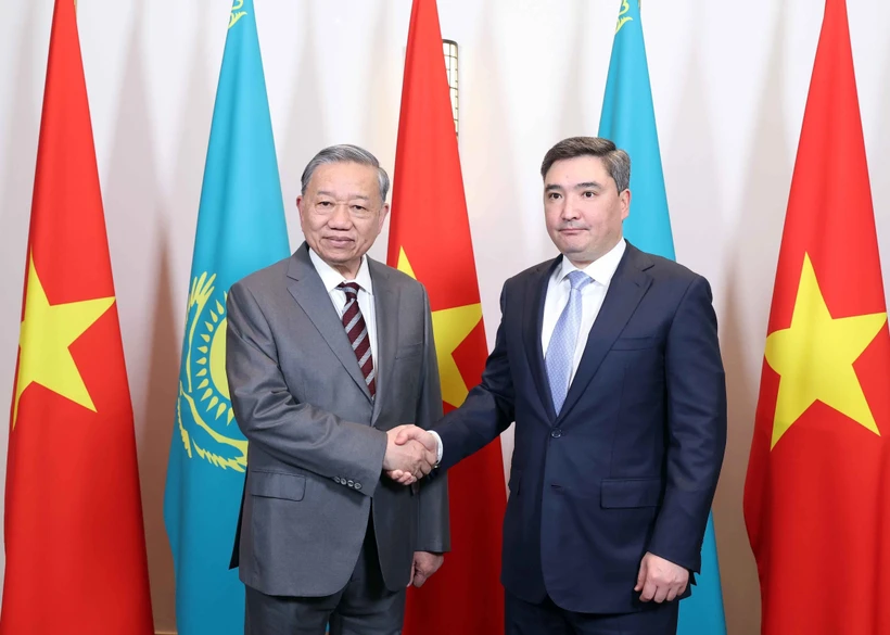Le secrétaire général du Parti communiste du Vietnam (PCV), Tô Lâm (gauche), et le Premier ministre kazakh, Oljas Bektenov. Photo: VNA