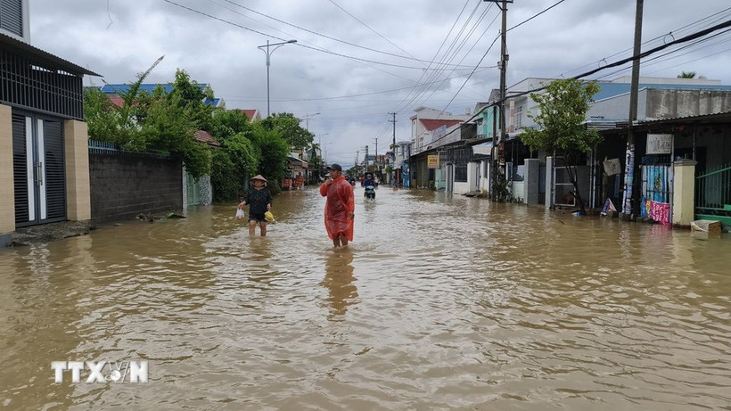 De fortes pluies et des inondations au Centre du Vietnam ont causé d'importants dégâts. Photo: VNA