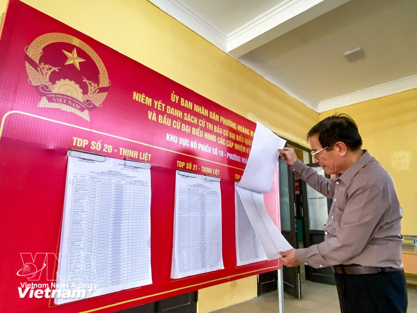 Les électeurs se renseignent soigneusement sur les candidats avant de voter. Photo : Vietnam+