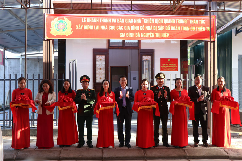 Le 10 janvier, le Comité populaire de la ville de Huê (Centre) a inauguré et remis les dernières maisons reconstruites et réparées dans le cadre de la "Campagne Quang Trung", destinée aux familles touchées par les catastrophes naturelles dans la commune de Khe Tre. Photo: Le 10 janvier, le Comité populaire de la ville de Huê (Centre) a inauguré et remis les dernières maisons reconstruites et réparées dans le cadre de la "Campagne Quang Trung", destinée aux familles touchées par les catastrophes naturelles dans la commune de Khe Tre. Photo: VNA