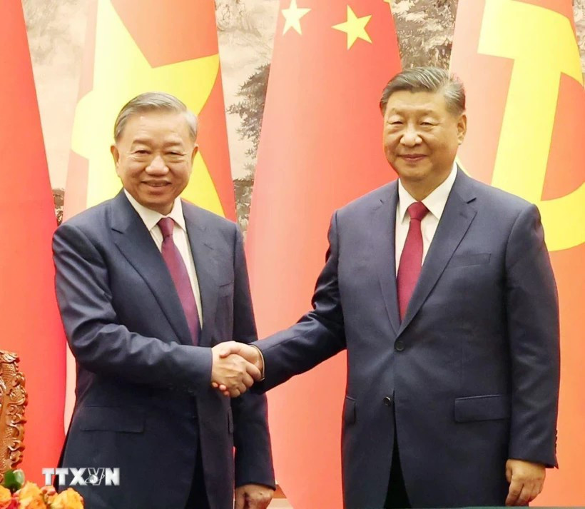 Le secrétaire général du Comité central du PCC et président chinois, Xi Jinping (droite), et le secrétaire général du Comité central du PCV, To Lam. Photo: VNA