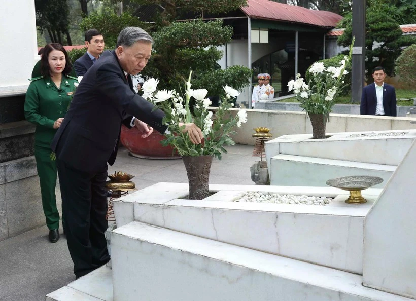 Le chef du Parti rend hommage aux personnes tombées pour la Patrie à Ha Tinh. Photo: VNA