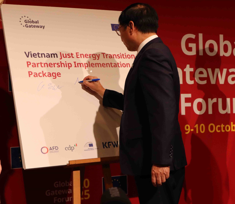 Le vice-Premier ministre Bùi Thanh Son signe l'annonce du programme de soutien JETP de l'UE au Vietnam. Photo : VNA