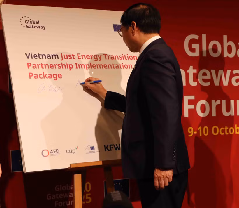 Le vice-Premier ministre Bùi Thanh Son signe l'annonce du programme de soutien JETP de l'UE au Vietnam. Photo : VNA