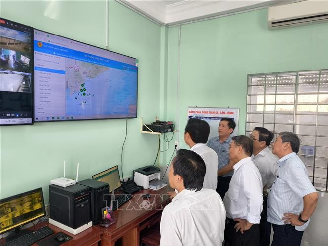 Les autorités de la province de Vinh Long ont effectué une inspection dans 23 communes côtières afin d’évaluer la mise en œuvre des mesures de lutte contre la pêche illicite, non déclarée et non réglementée (INN). Photo: VNA