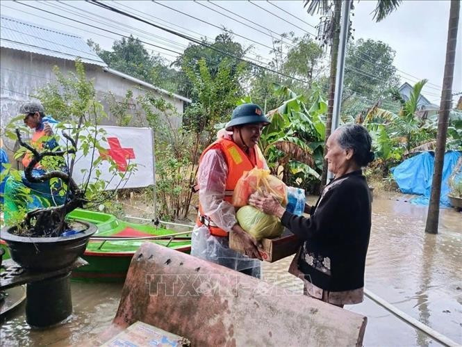 Le Comité central de la Croix-Rouge vietnamienne lance une opération de secours d’urgence pour venir en aide aux populations touchées par les inondations qui ont dévasté six provinces du Centre. Photo: VNA