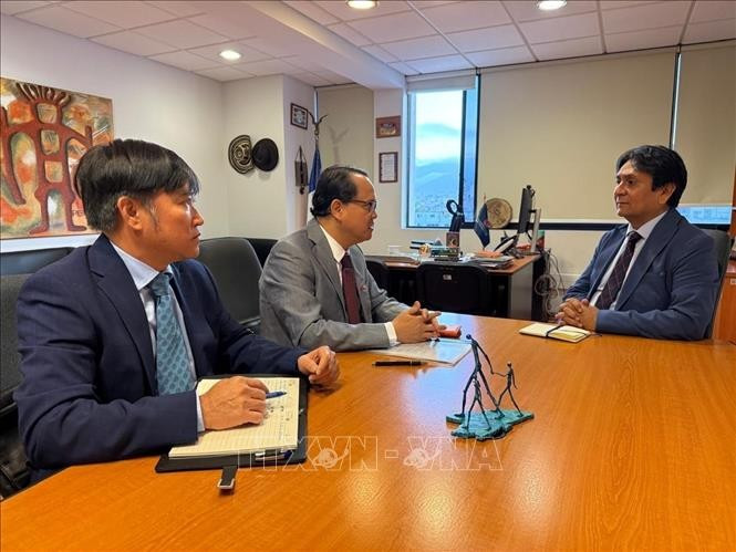 L'ambassadeur du Vietnam au Chili, Nguyen Viet Cuong, et le gouverneur d'Antofagasta, Ricardo Heriberto Díaz Cortés. Photo: VNA