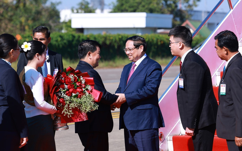 Le Premier ministre Pham Minh Chinh arrive à l’aéroport international de Wattay, à Vientiane, entamant son séjour au Laos pour participer à une réunion de haut niveau entre les deux Partis et coprésider la 48e réunion du Comité intergouvernemental Vietnam–Laos. Photo: VNA