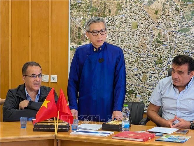 L'ambassadeur du Vietnam en Israël, Ly Duc Trung, lors de la réunion avec le maire de la la ville d'Abou Snan, Seif Mesheleb. Photo: VNA