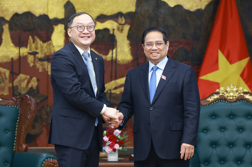 Le Premier ministre Pham Minh Chinh (droite) et Zhou Jiayi, président de PowerChina Asie-Pacifique. Photo: VNA