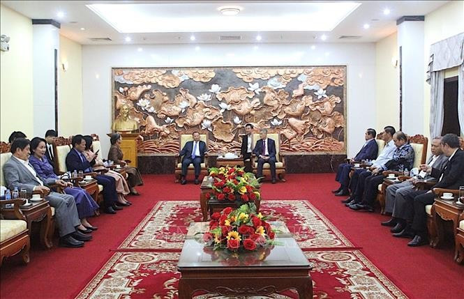 L'ambassadeur du Vietnam au Cambodge, Nguyen Minh Vu, reçoit les dirigeants et les membres du Comité permanent du Comité central du PPC à l'ambassade du Vietnam à Phnom Penh. Photo: VNA